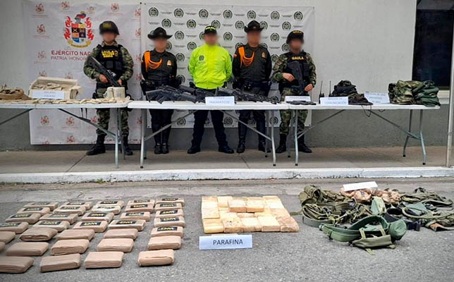 Personas capturadas-policías custodiando