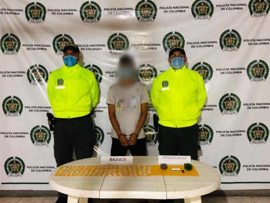 Persona capturada-policías custodiando