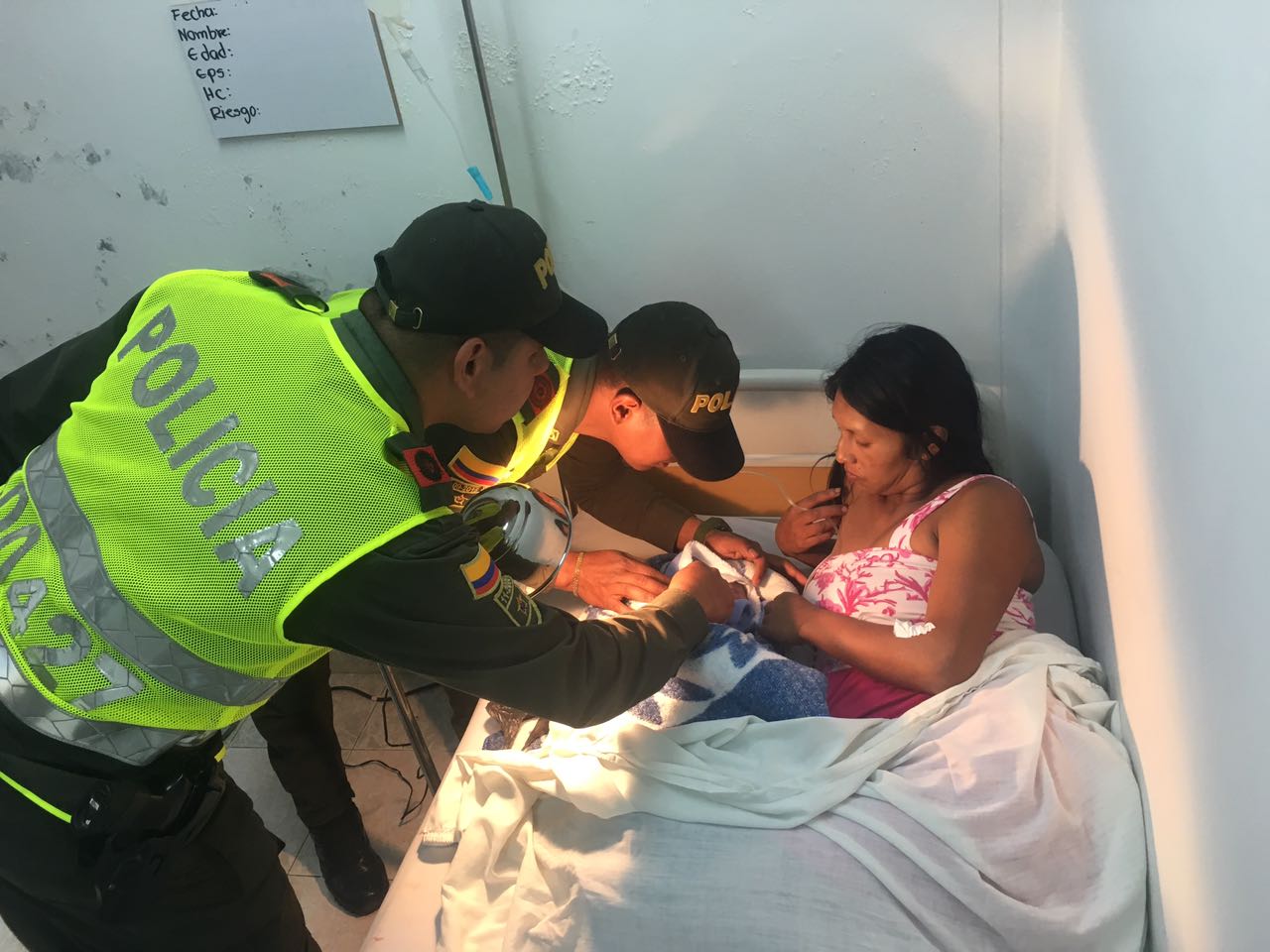 Todo fue gracias a la oportuna intervención de los patrulleros del cuadrante 11, quienes atendieron el llamado de auxilio de la mujer