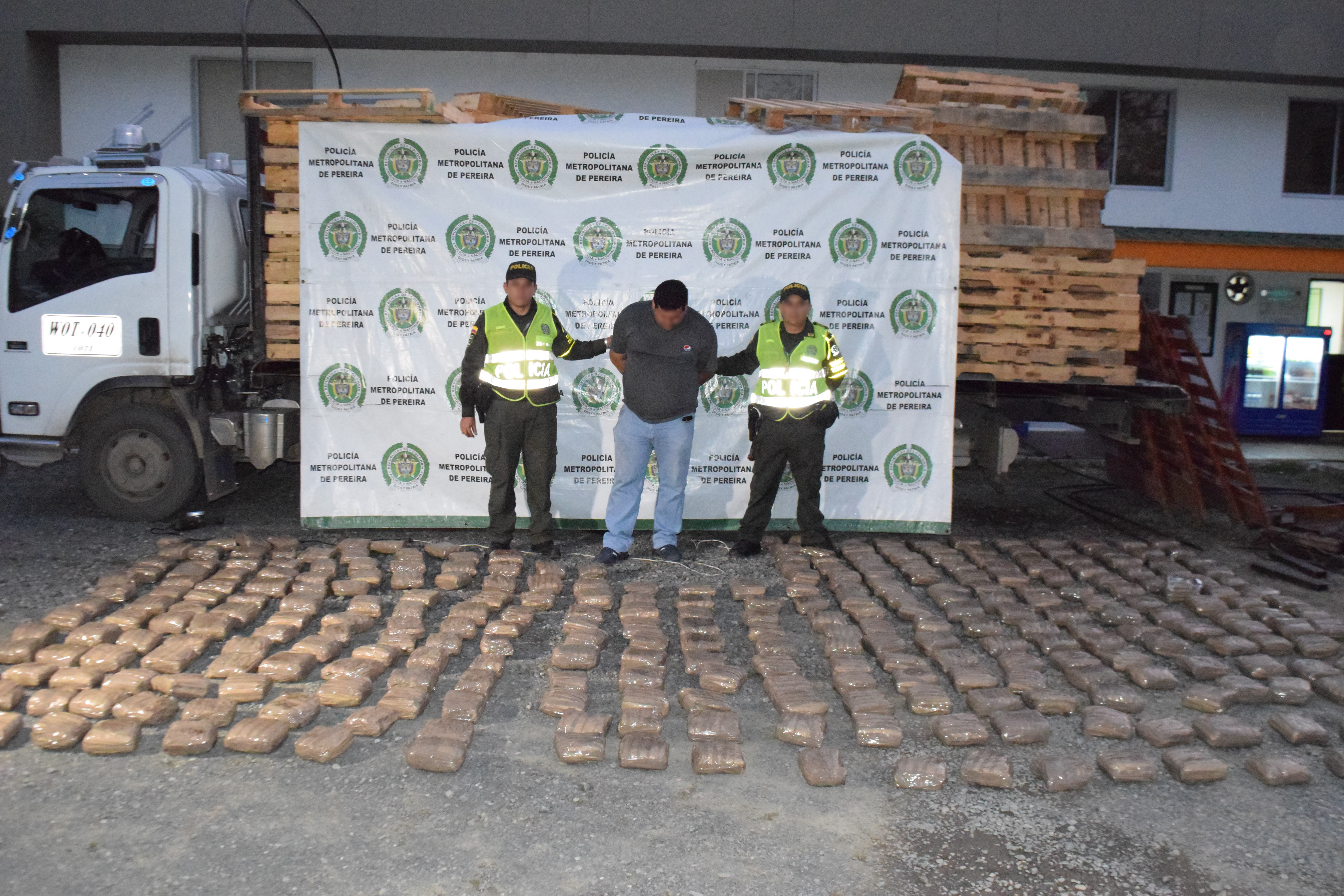 Policía nacional captura a una persona por transportar 200 kilos de marihuana