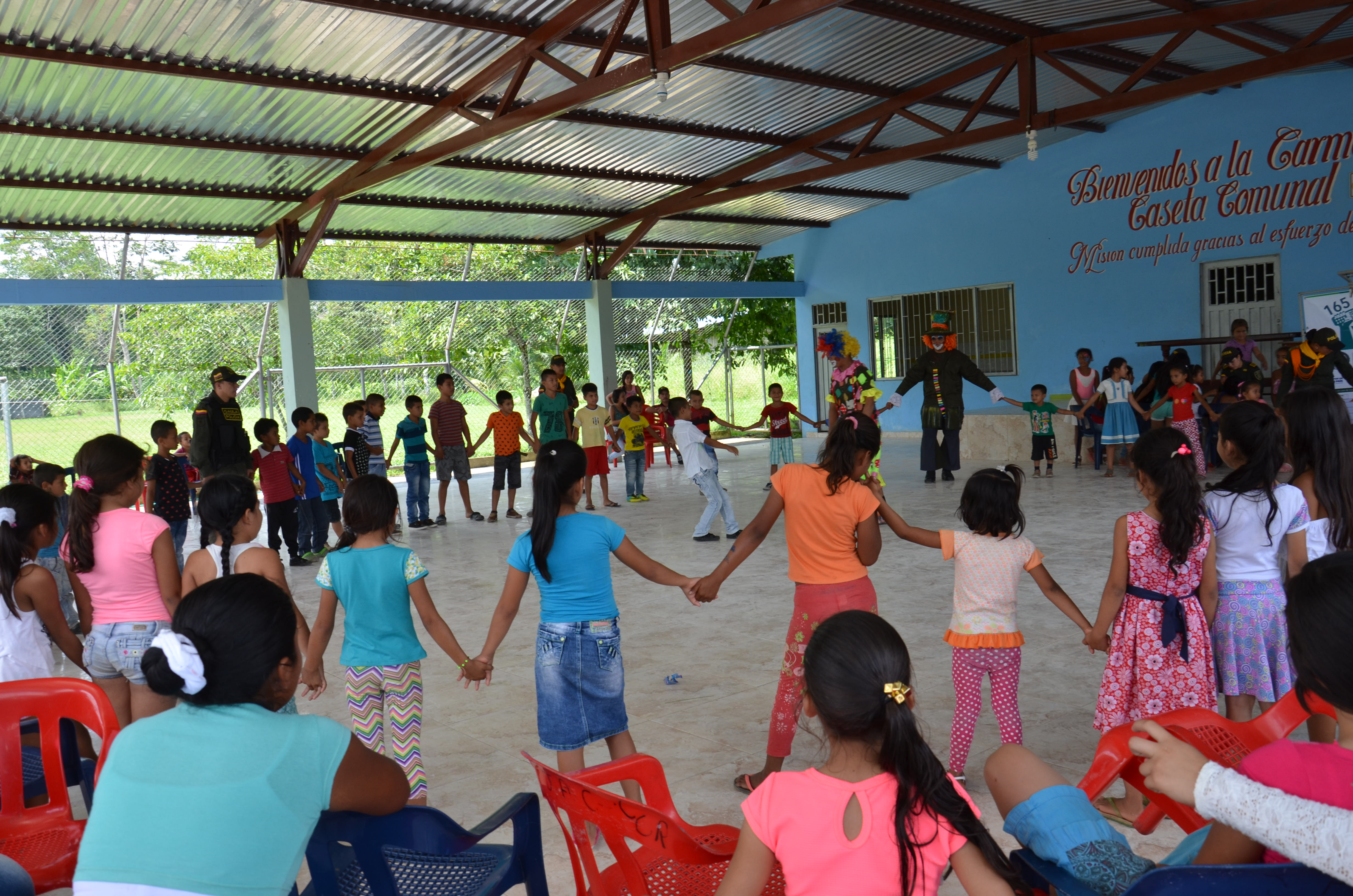 Policía Putimayo-De regreso a clases con los niños de la vereda La Carmelita