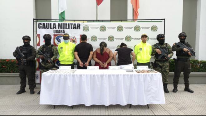 Persona capturada-policías custodiando 