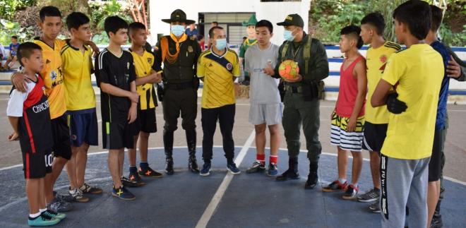 comandante escucha a la comunidad