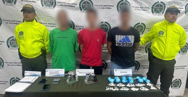 Hallándoles en su poder 02 arma de fuego, droga y munición. 