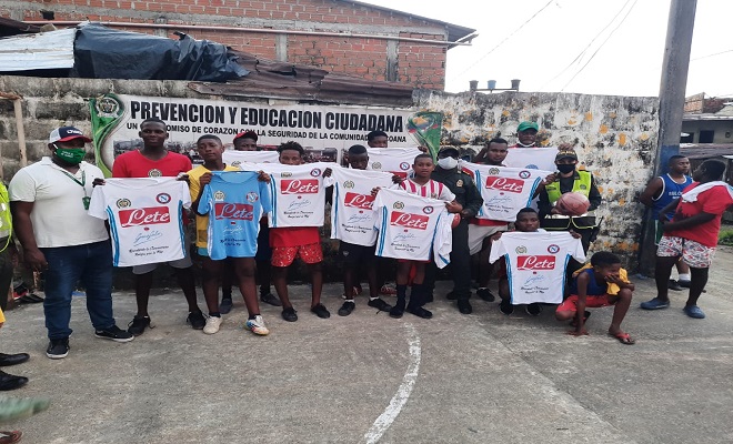 Él es el patrullero Juan Carlos Mena, “el ángel de la guarda de las familias vulnerables de Quibdó