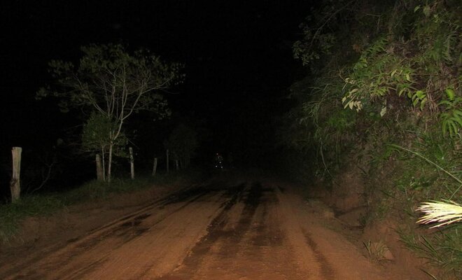 Lo que se movía bajo un manto negro en medio de la lluvia era un demonio