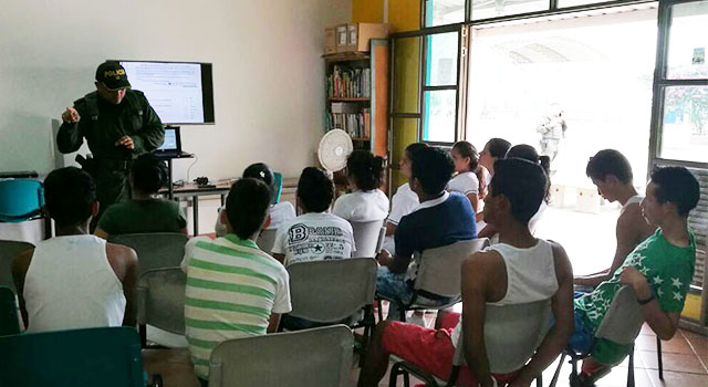 The policeman-who teaches english:-‘El policía-que enseña inglés’-Meta