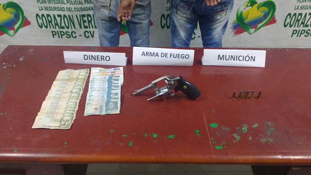 En el procedimiento de registro a personas se halla un arma de fuego y 94 mil pesos. 