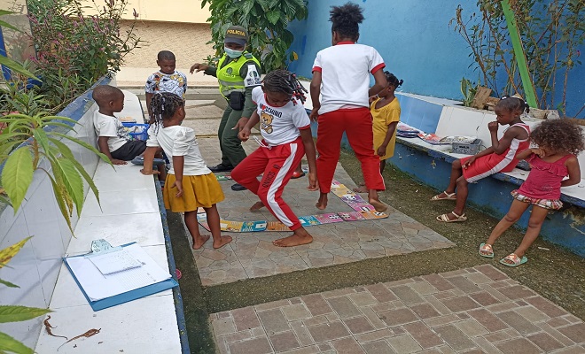 Los niños cantan y bailan