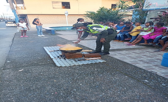 La patrullera les comparte alimentos