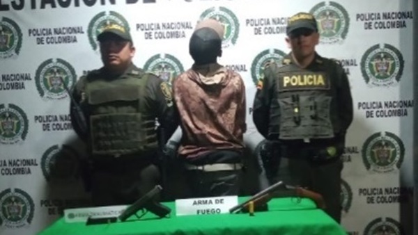 Persona capturada-policías custodiando