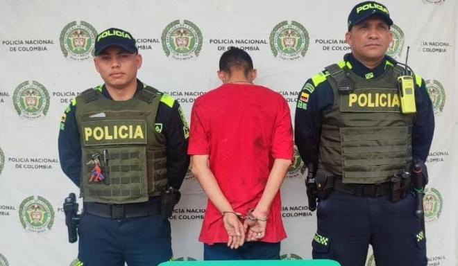 Persona capturada-policías custodiando 