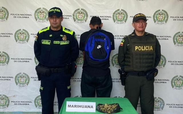 Persona capturada-policías custodiando 