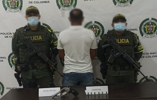 1 persona capturada-policías custodiando