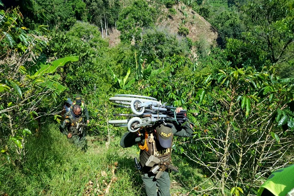 Entrega de silla de ruedas a persona con discapacidad 