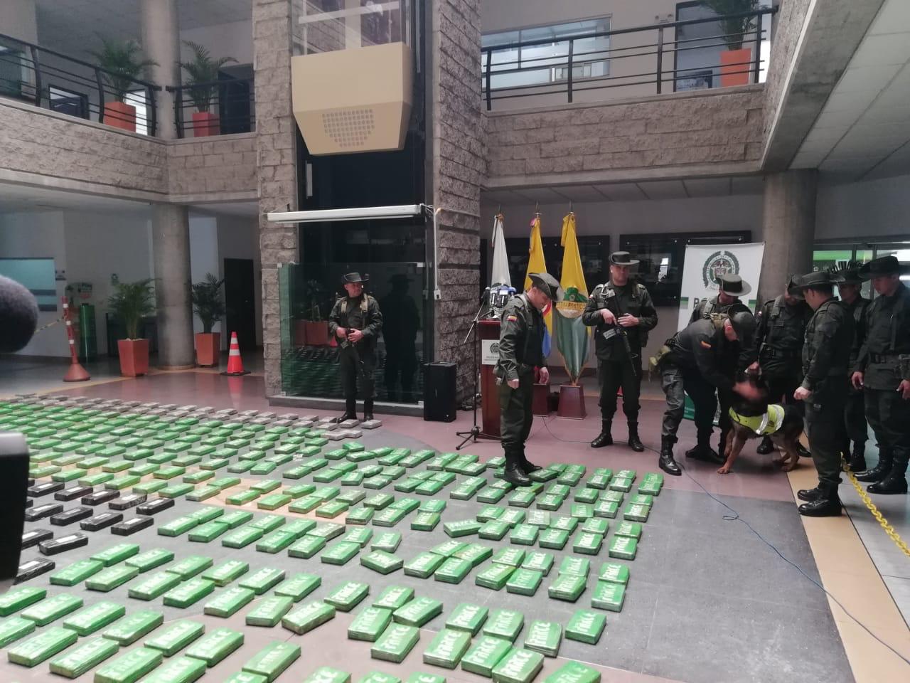 En-el-aeropuerto-internacional-el-dorado-fue-incautado-el-cargamento-más-grande-de-cocaína 