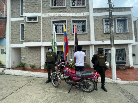 Persona capturada-policías custodiando-elemento recuperado