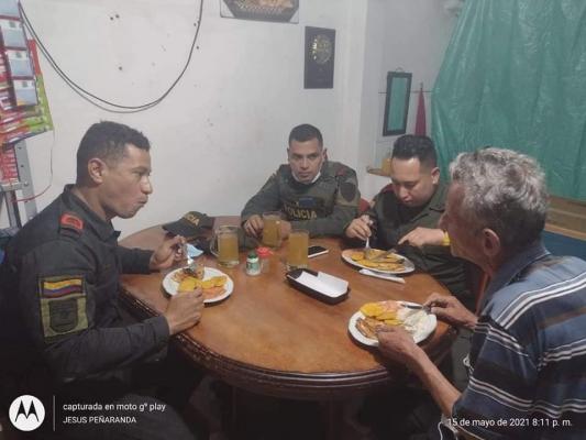  en_toledo_la_policia_apadrino_a_un_adulto_mayor_quien_no_pudo_llegar_a_su_destino_por_cierre_de_via