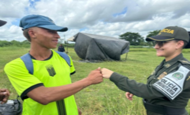 Después de un baño y vestidos con mejores prendas habitantes de las calle disfrutaron de un sancocho realizado por el grupo de prevención. 