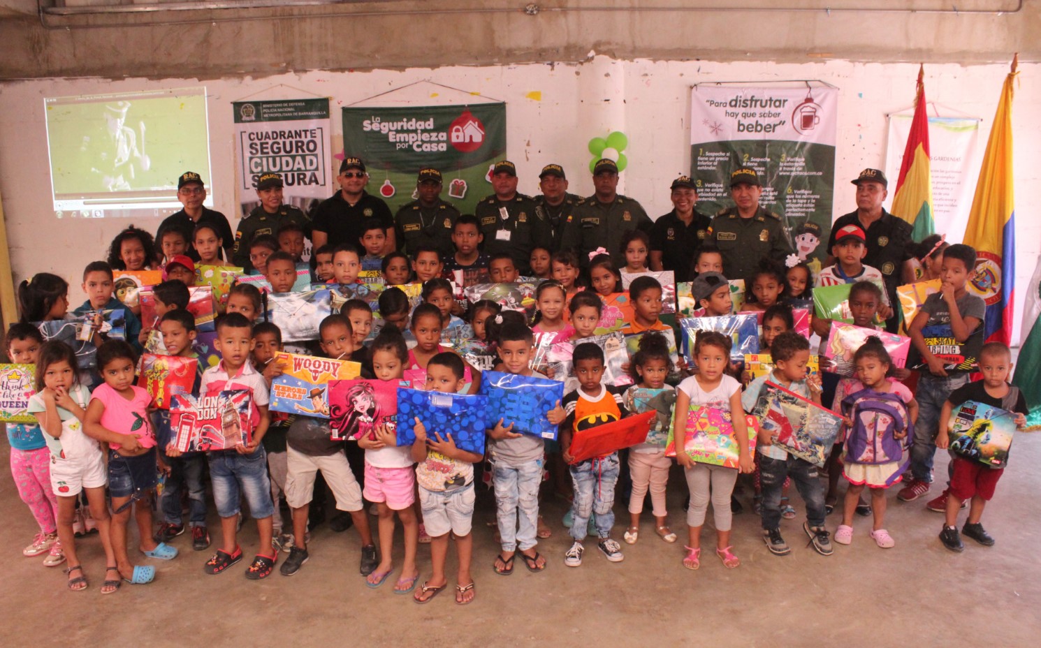 En esta oportunidad los niños y niñas del barrio las Gardenias se vieron beneficiados con kits escolares