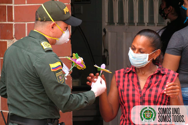 Repartimos flores hechas a mano como símbolo de amor agradecimiento