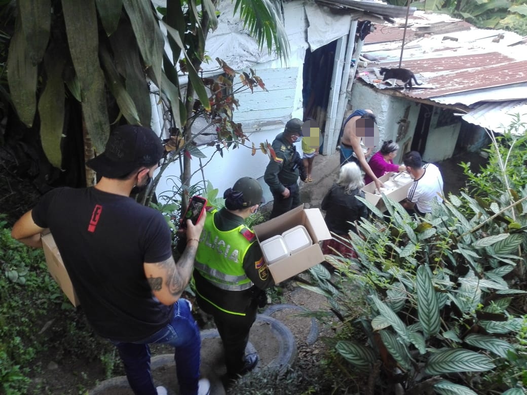 Ante la emergencia sanitaria entregamos almuerzos y mercados en barrios de Ibagué