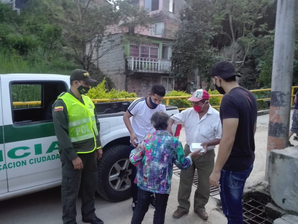 Ante la emergencia sanitaria entregamos almuerzos y mercados en barrios de Ibagué