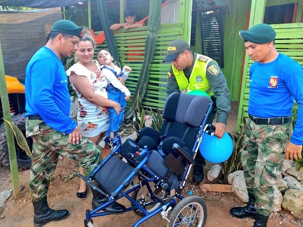 Entregamos silla de ruedas en un gesto de solidaridad en navidad 
