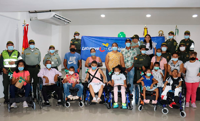 Policía entregando sillas de ruedas