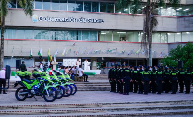 Un parque automotor  integrado por un camion, una camioneta y cuatro motocicletas policiales fueron entregados para el departamento de Sucre.