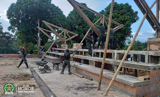 Los Carabineros remodelan una escuela en zona rural de Florencia, Caquetá
