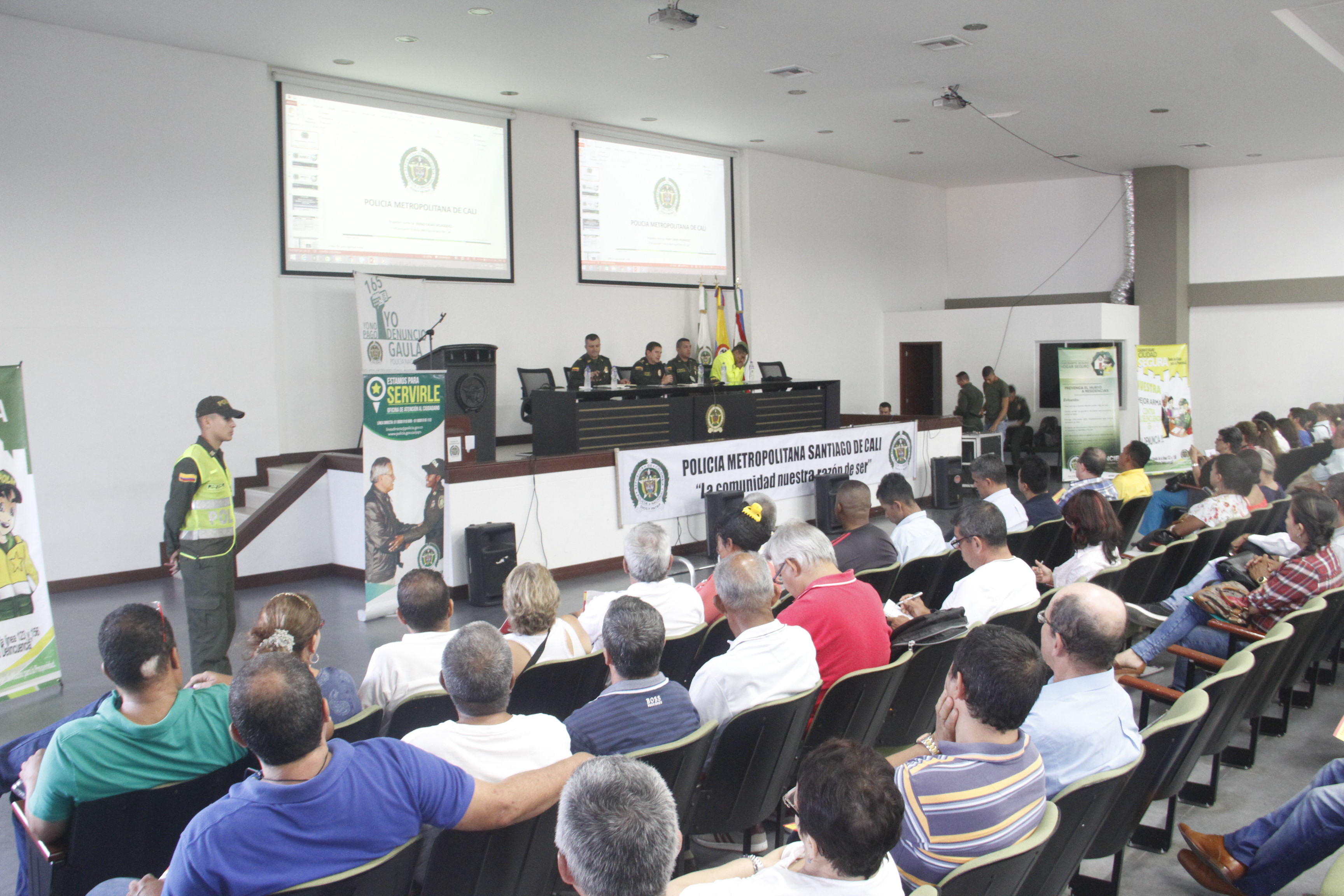 Policía-de-la-mano-con-la-comunidad
