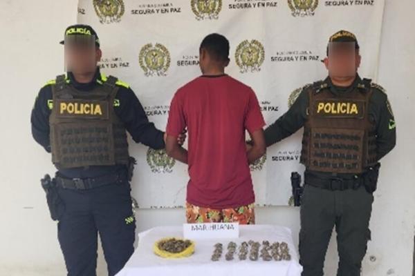 Persona capturada-policías custodiando 