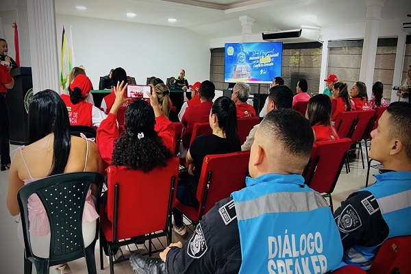 Funcionarios de las diferentes entidades recibiendo capacitación