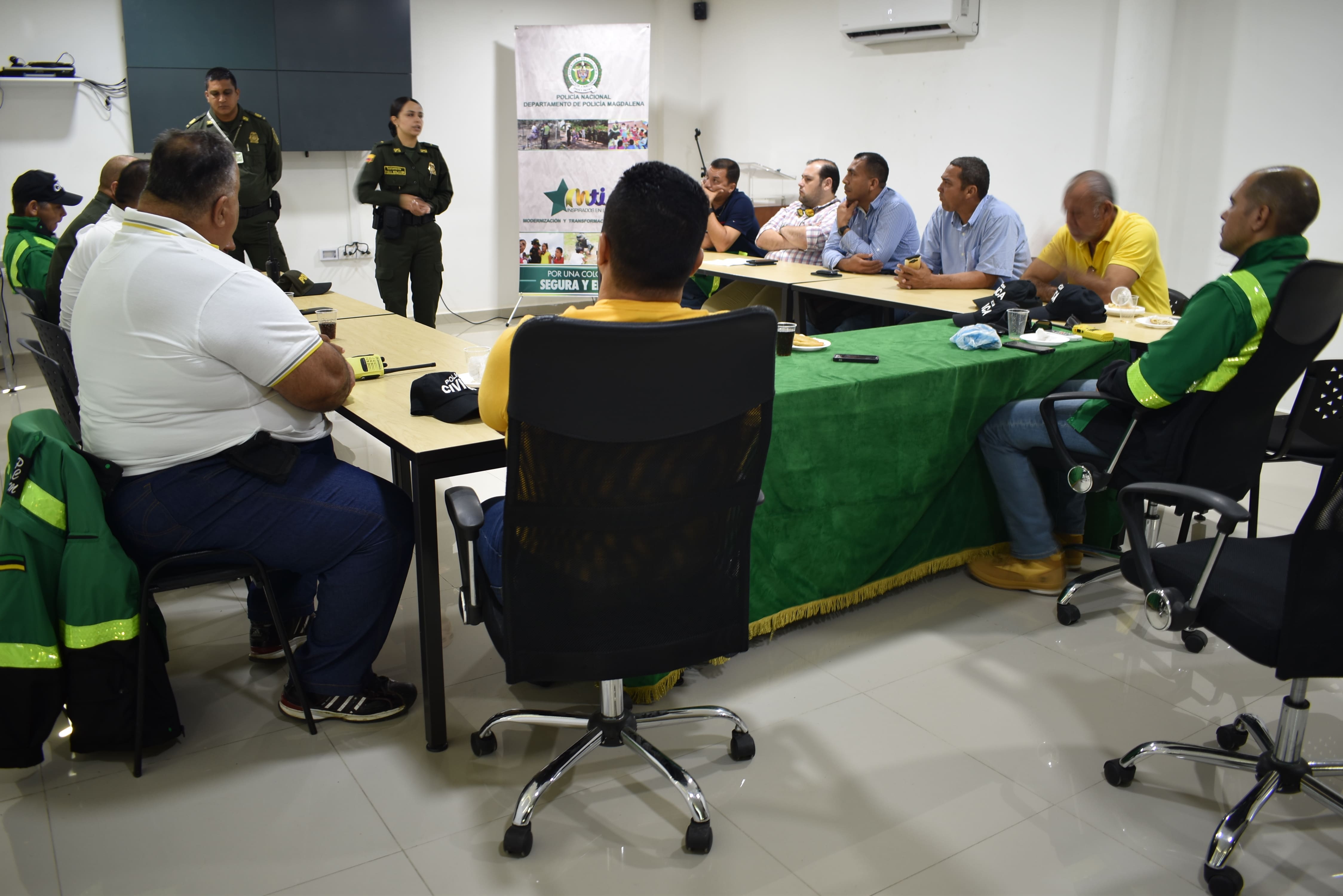 Policías Cívicos de Mayores dispuestos en el Plan Navidad ‘Inspirados en Usted’