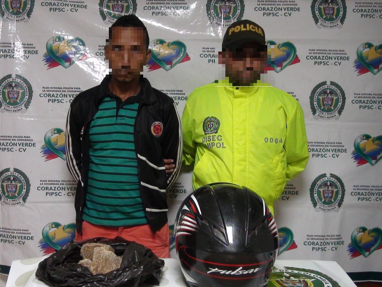 foto-caleta-en-un-casco-de-motocicleta