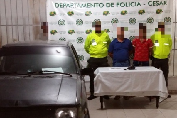foto-captura-en-flagrancia-a-dos-hombres-por-porte-de-armas-de-fuego