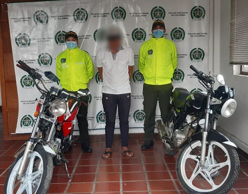 1 persona capturada-policías custodiando-elementos recuperados