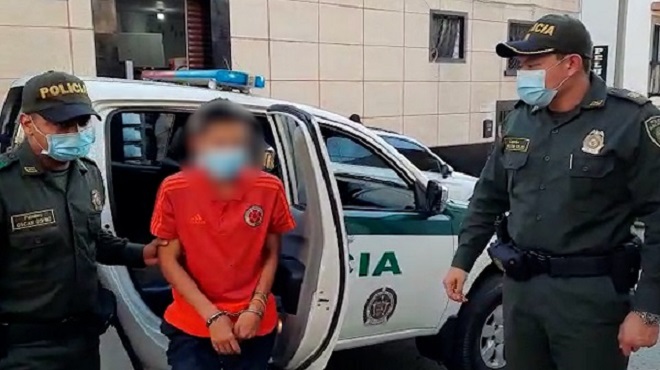 1 persona capturada-policías custodiando