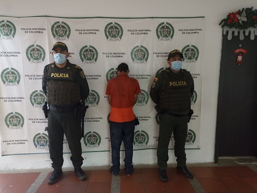 1 persona capturada-policías custodiando