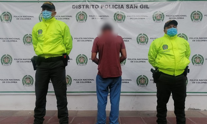 1 persona capturada-policías custodiando