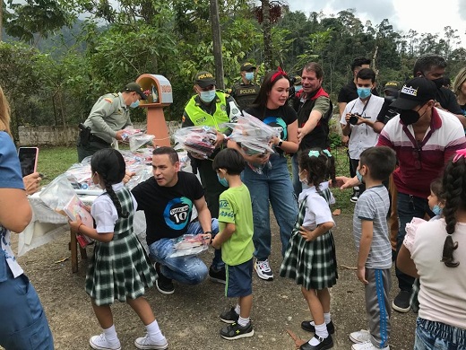 Se entregaron 100 Kits escolares a niños de poblaciones vulnerables