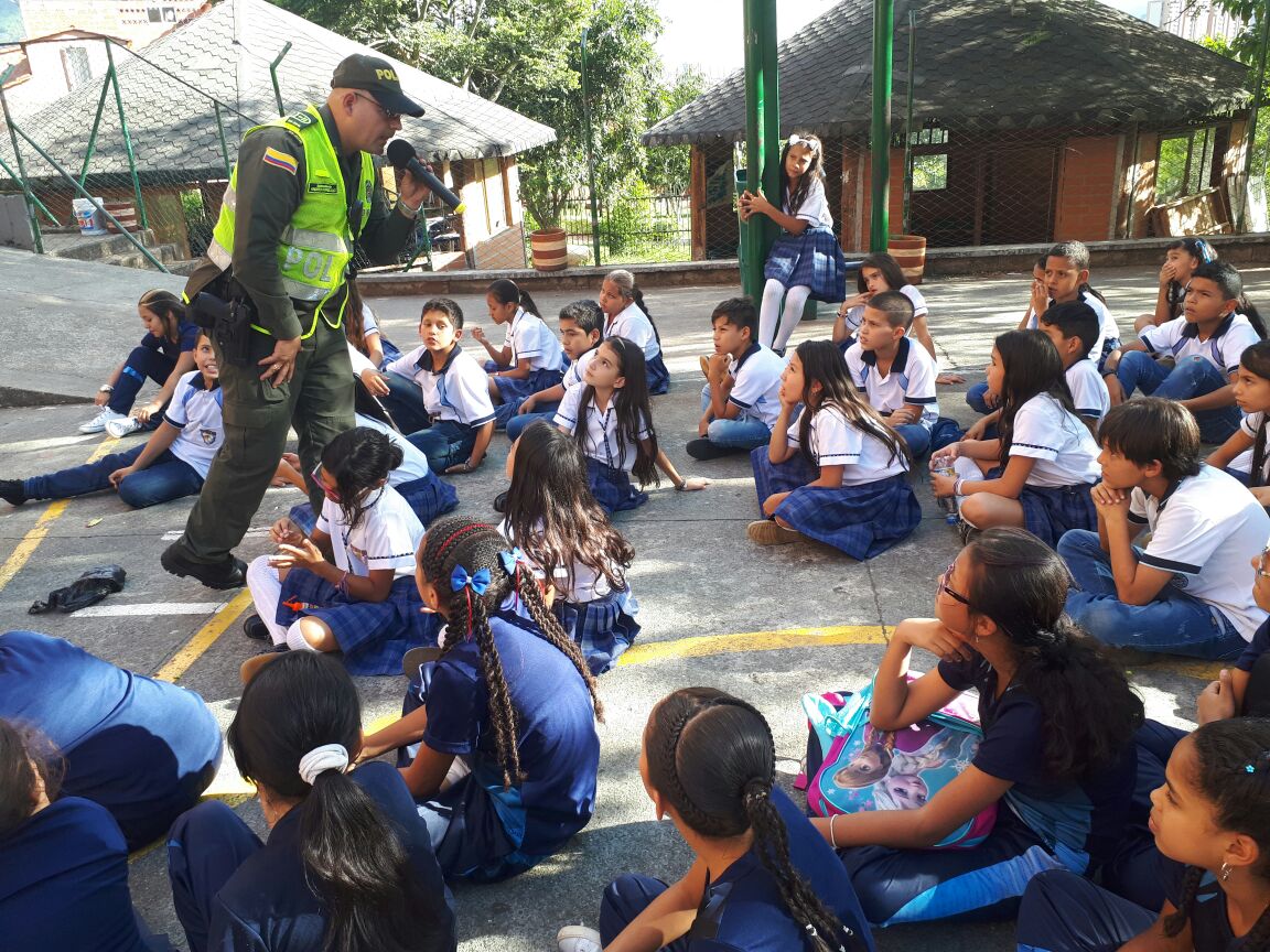 policia-sensibilizando-en-colegios