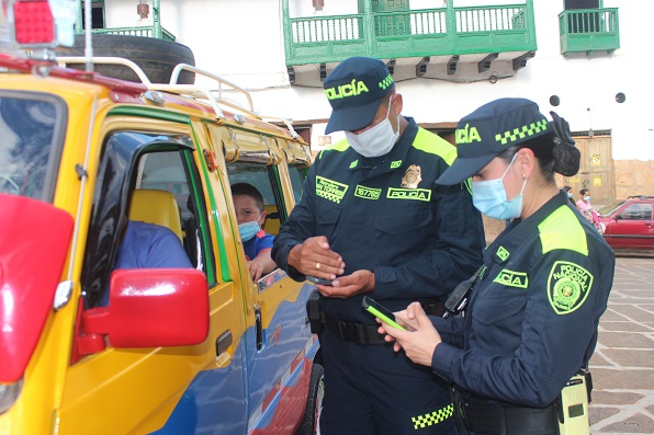 Policías solicitando antecedentes