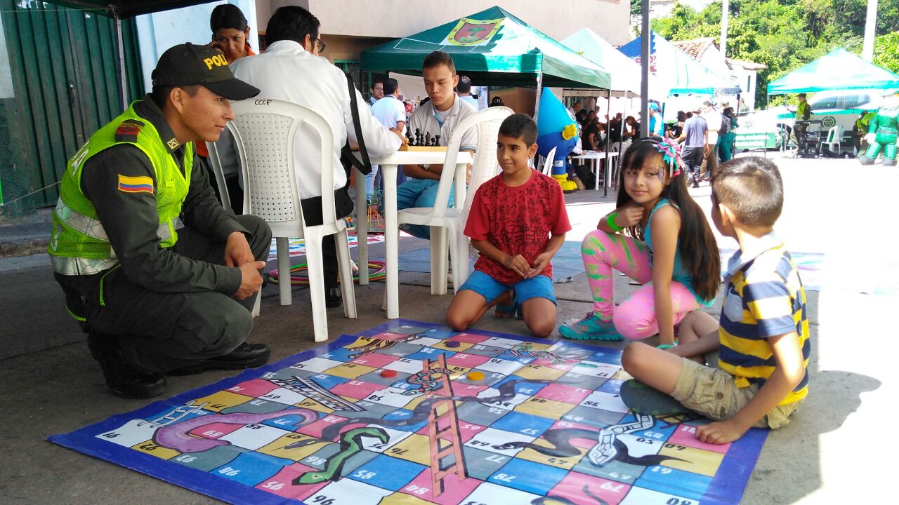 Caminatas ecológicas, ciclo-paseos y cine al parque, ocupan el tiempo libre de los estudiantes en este cese escolar