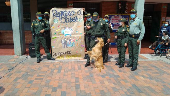 Policía acompañando regreso a clases