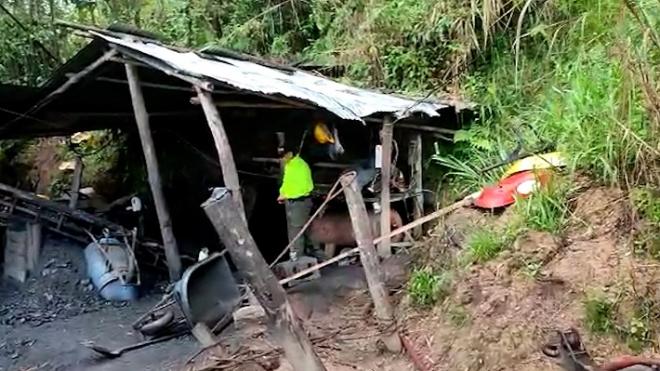Policía recuperando elementos