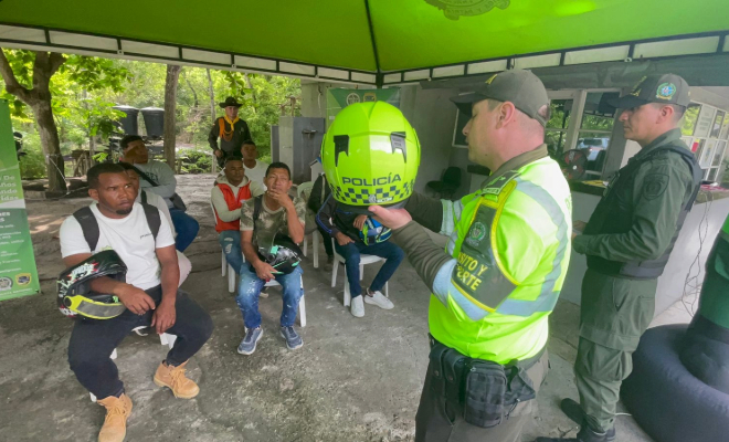 Indicaciones de la Policía sobre el buen uso del casco