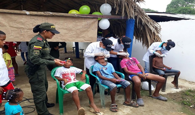Participaron más de 300 personas a las que se le ofrecieron servicios de salud oral, peluquería y charlas de prevención