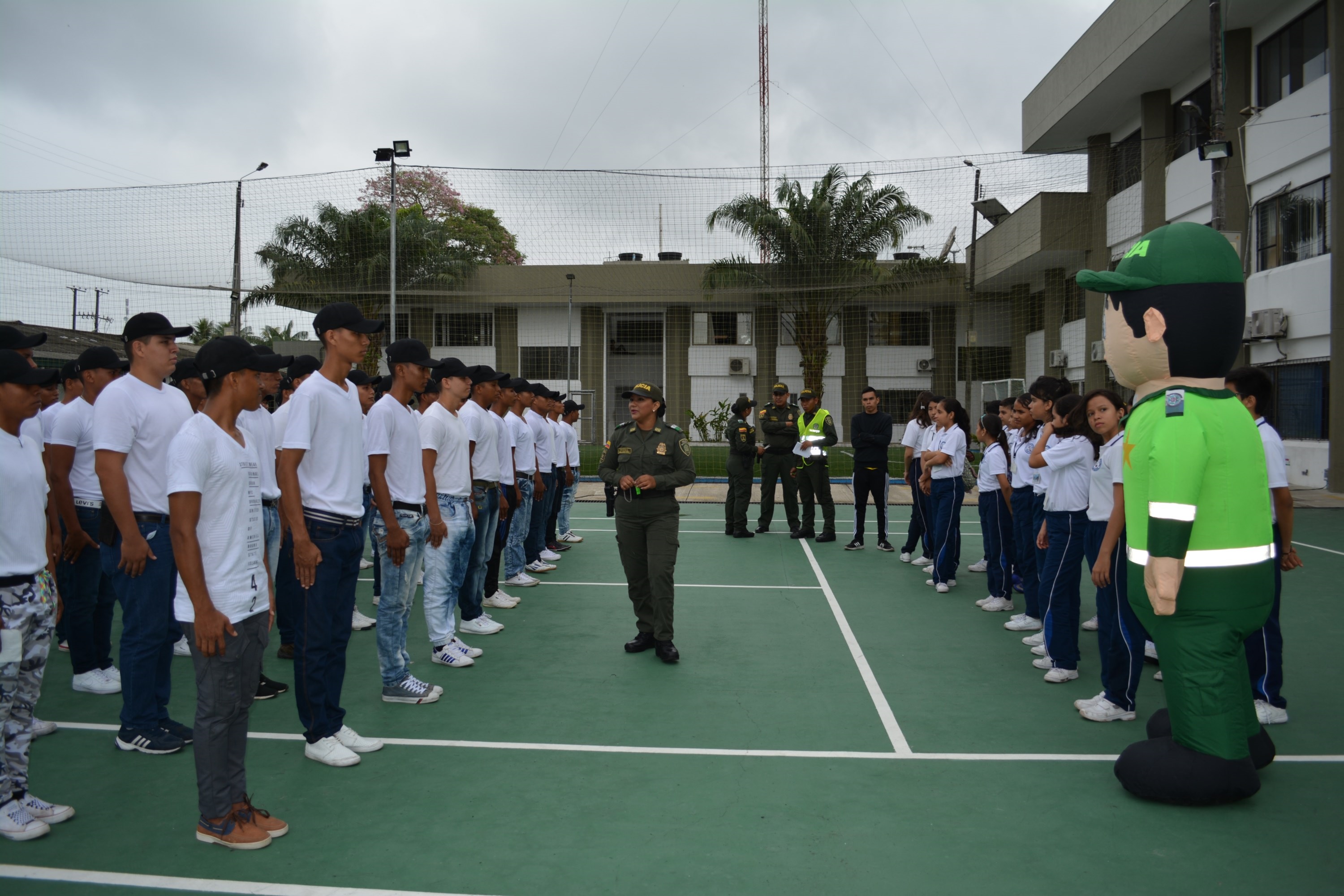 50 estudiantes adolescentes compartieron un día con la policía  